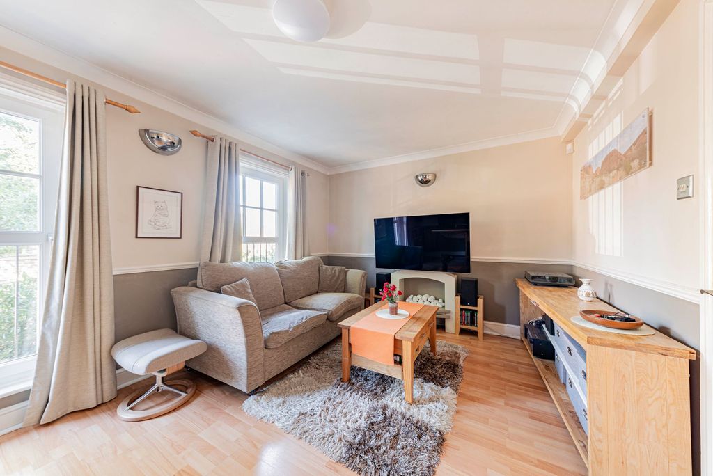 Property photo 2 of 16 Living Room (1)