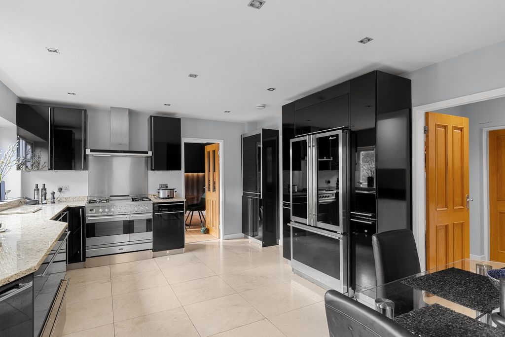 Property photo 2 of 28 Kitchen