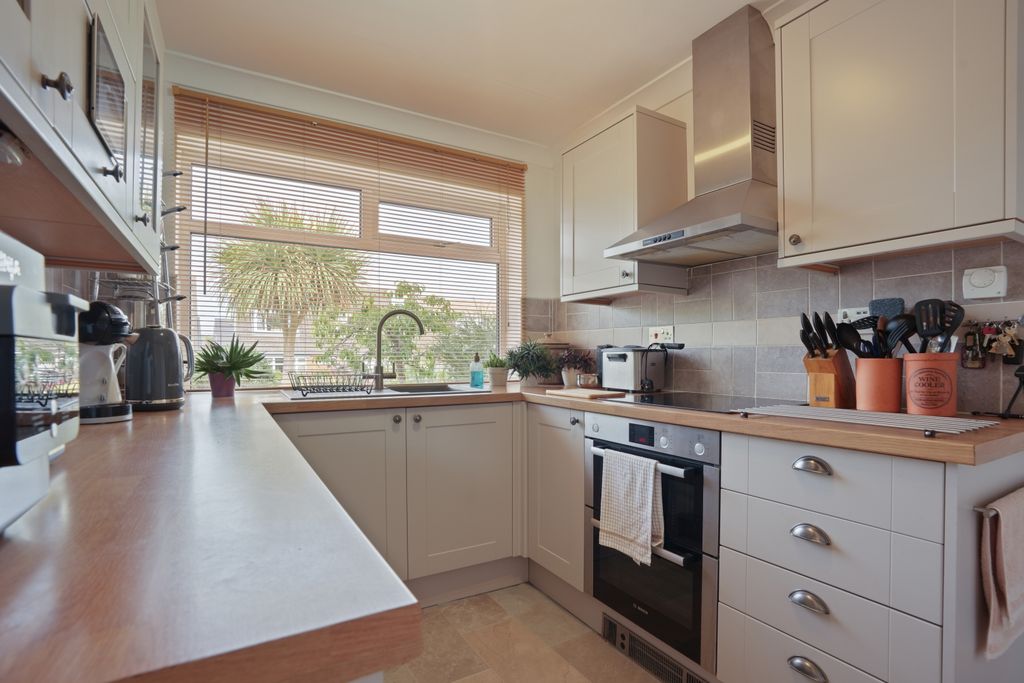 Property photo 2 of 16 Ewemove Estate Agents Scunthorpe - Kitchen