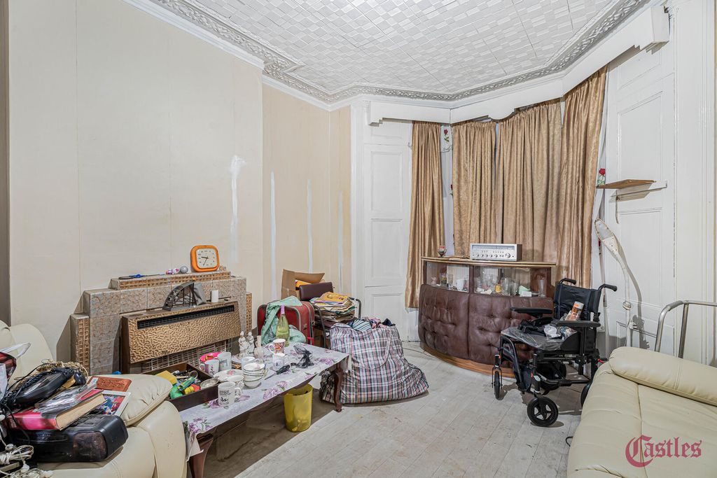 Property photo 3 of 31 Living Room