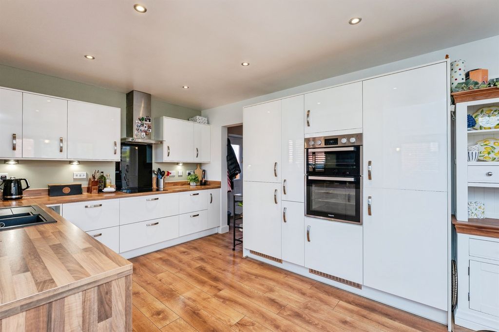 Property photo 2 of 32