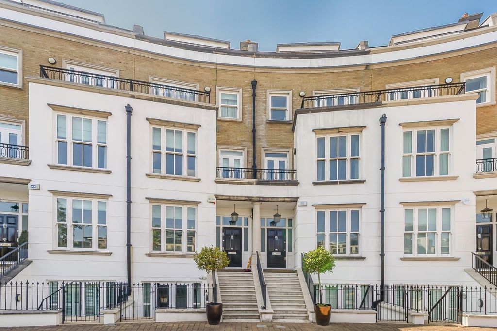 Property photo 2 of 34 Imperial Crescent