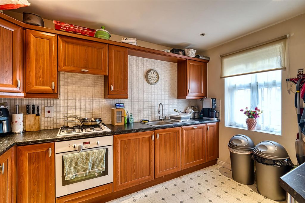 Property photo 3 of 8 Kitchen