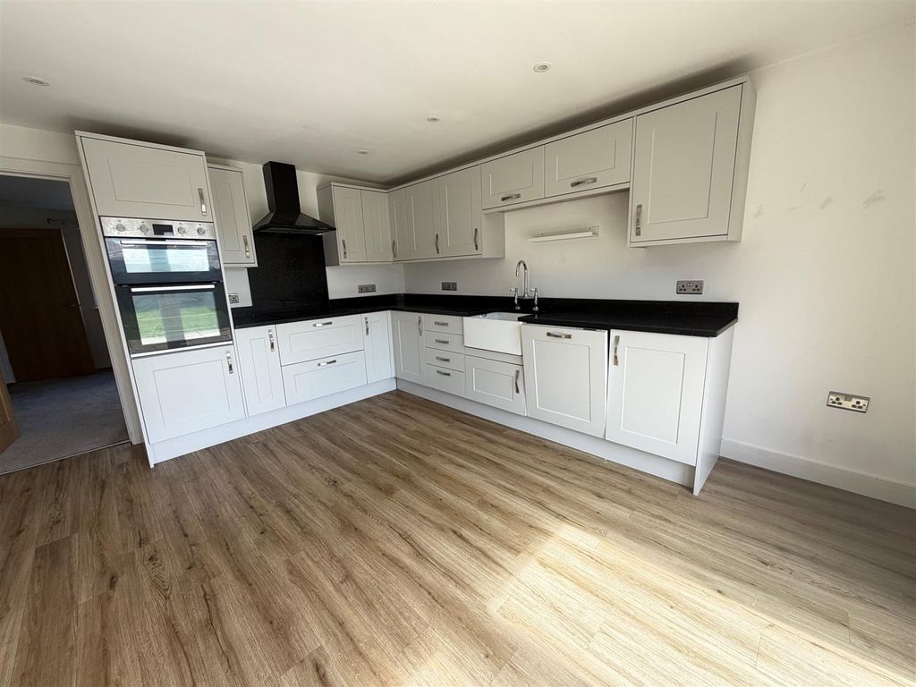 Property photo 3 of 9 Kitchen