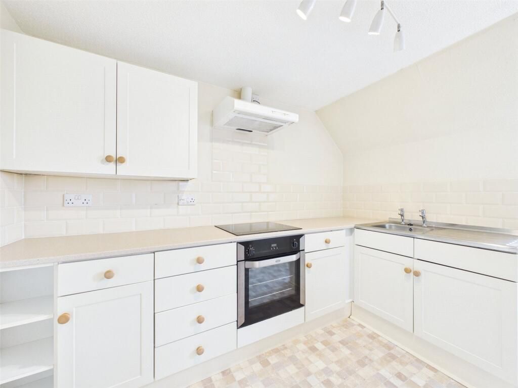 2 bed flat for saleThe Square, Holsworthy EX22 photo 5