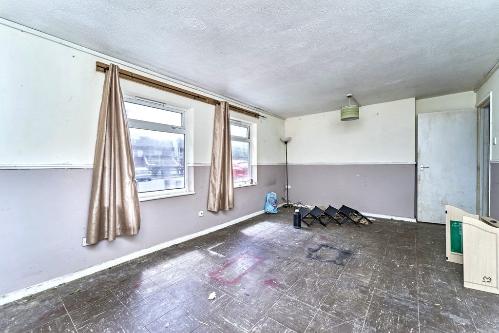 Property photo 2 of 14 12 The Furlong, Wednesbury, West Midlands, Ws10 9Su