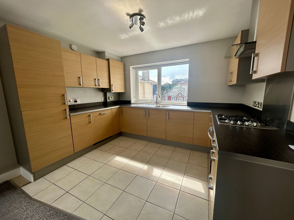 Property photo 3 of 42 Image00024