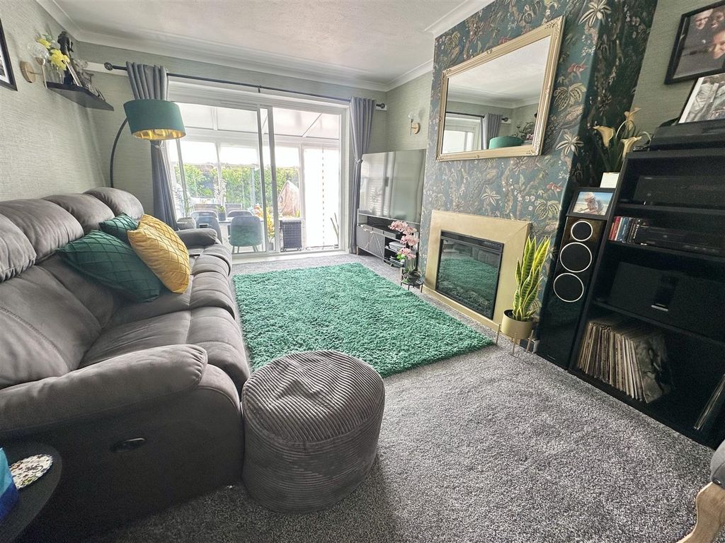 Property photo 2 of 18 Lounge