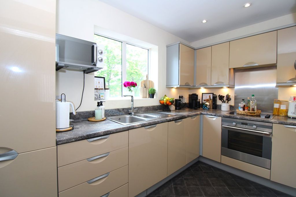 Property photo 3 of 8 Kitchen