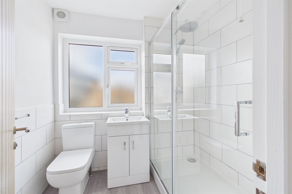 Property photo 3 of 10 Bathroom