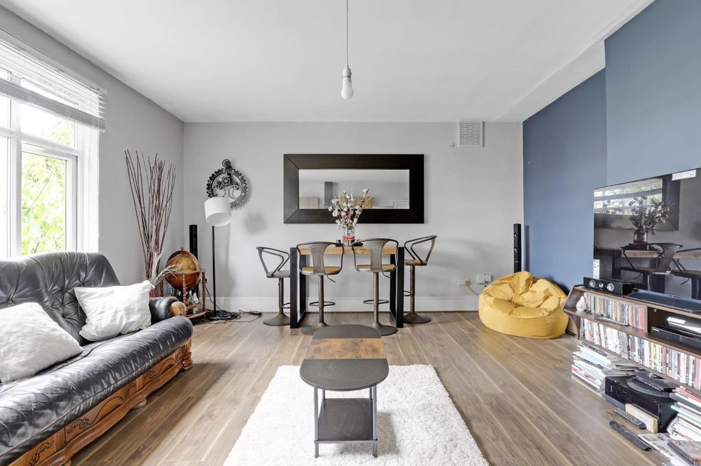 Property photo 1 of 14 02-9462Jhpropworld - 18c Trewsbury Road - 5.Jpg