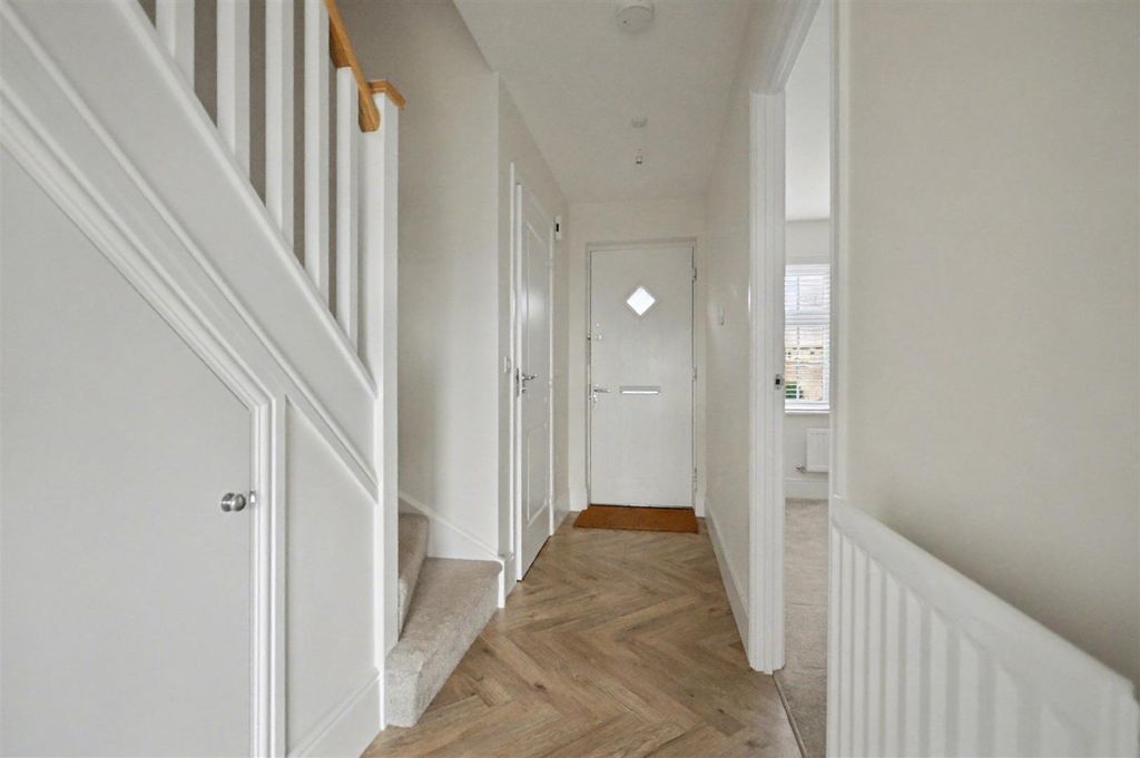 Property photo 3 of 28 Entrance Hall