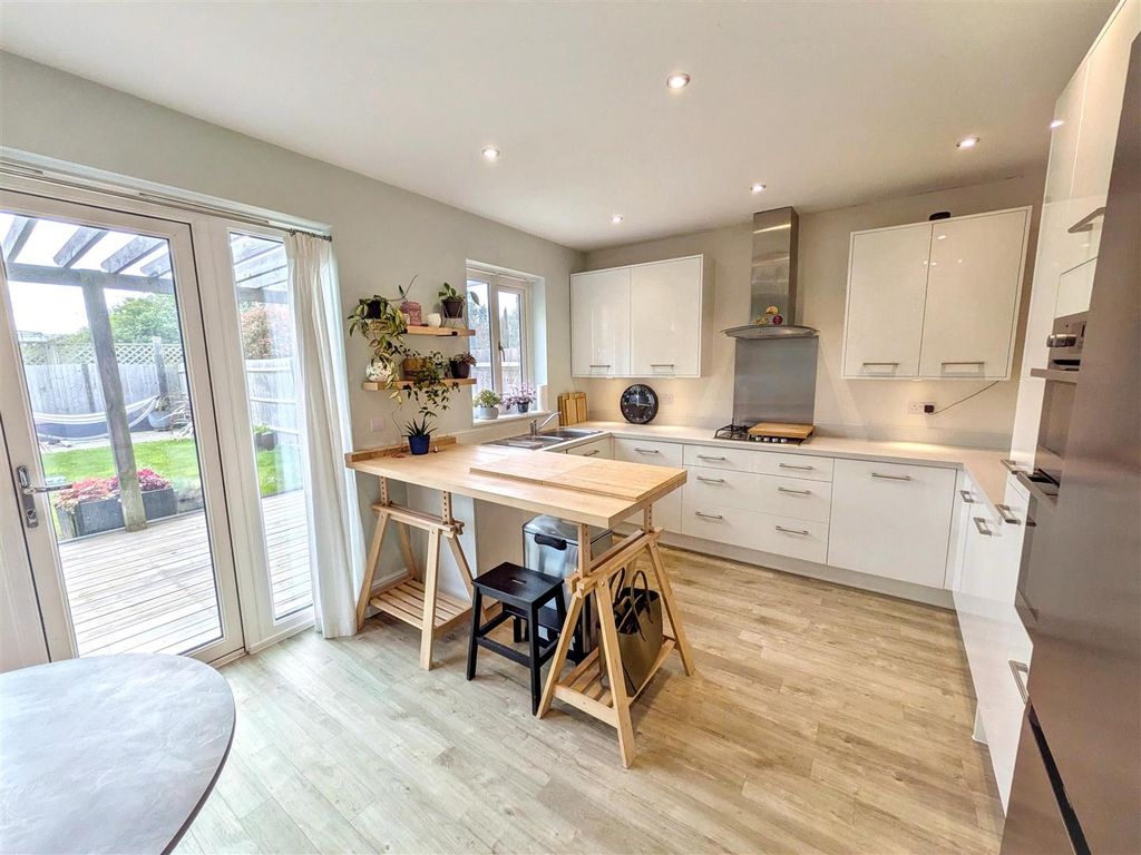 Property photo 2 of 17 Kitchen / Dining Room