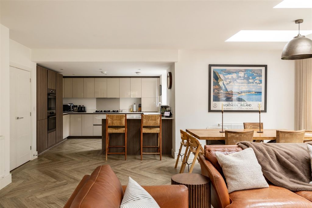 Property photo 3 of 27