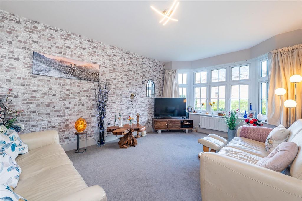 Property photo 2 of 35 Lounge