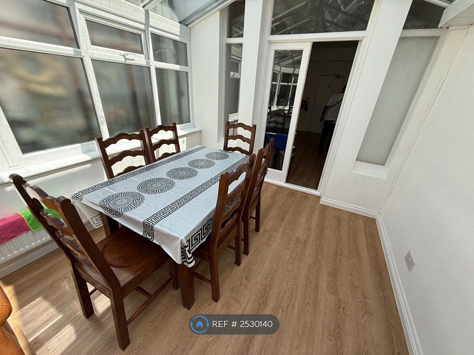 Property photo 3 of 10 Dining Table