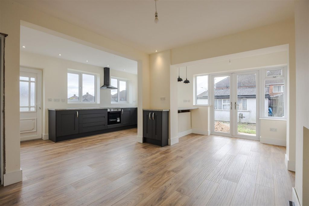 Property photo 2 of 21 Kitchen