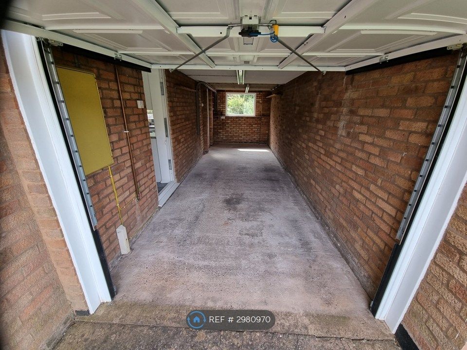 Property photo 3 of 11 Garage