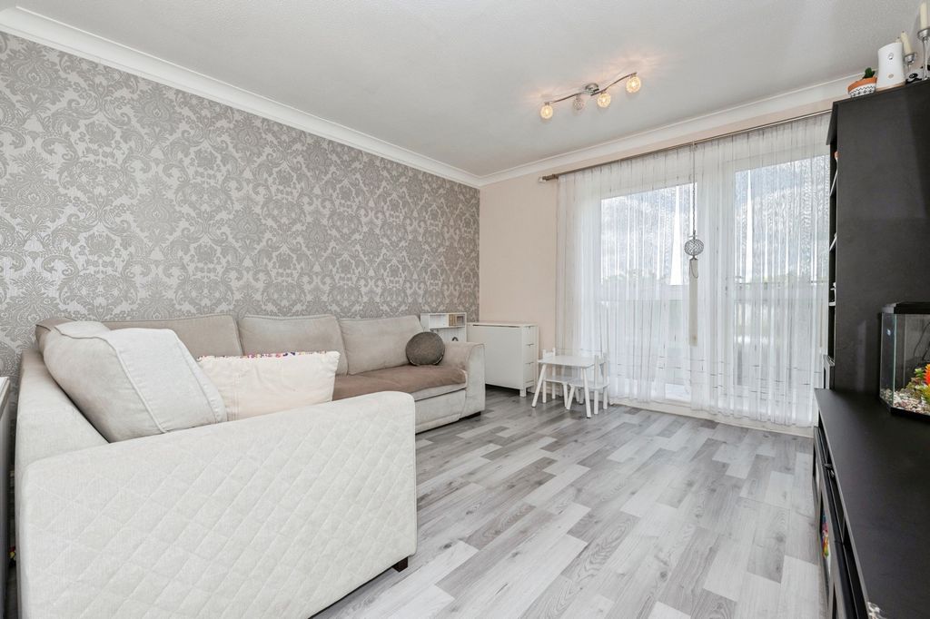 Property photo 3 of 13 Lounge