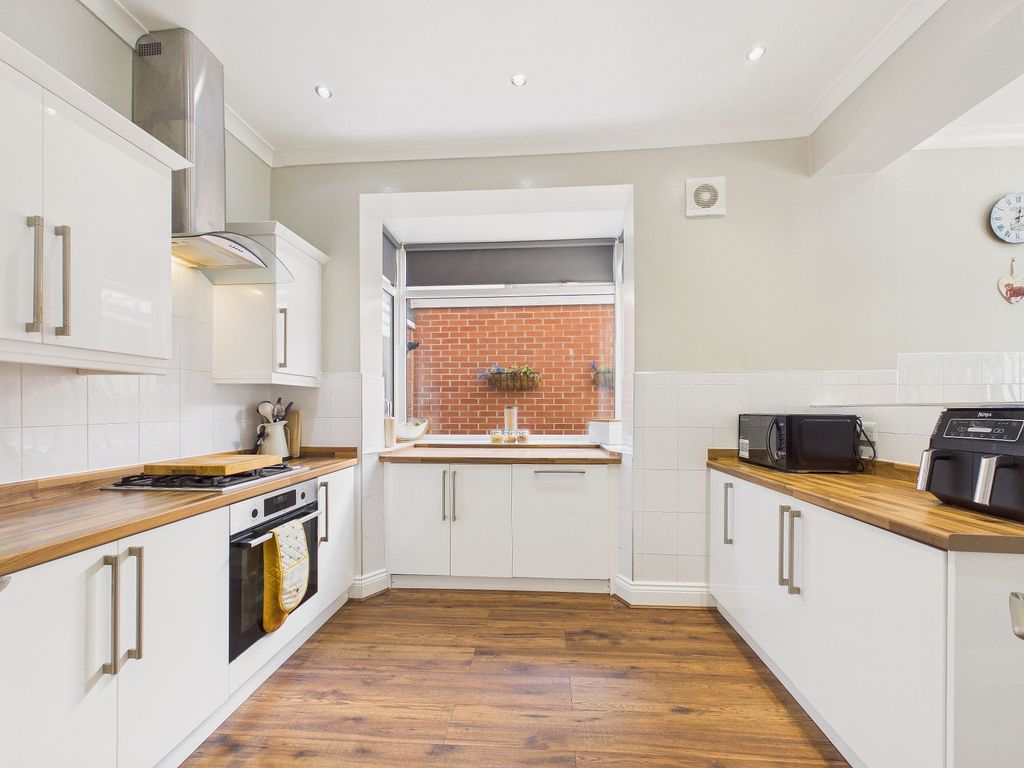 Property photo 3 of 16 Kitchen