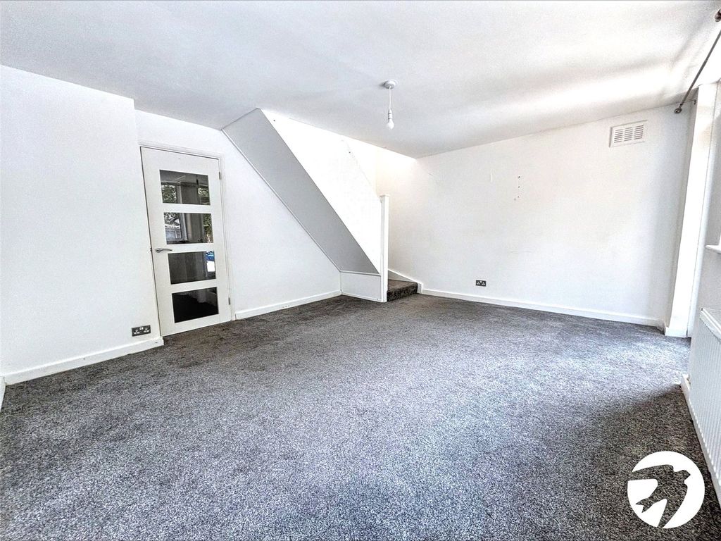 Property photo 3 of 11 Lounge