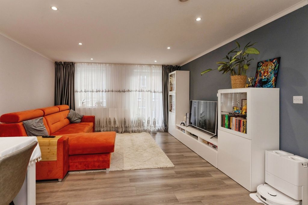 Property photo 2 of 16 Picture