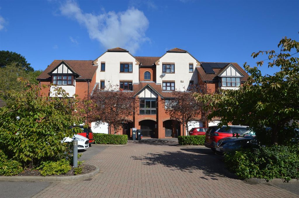 Property photo 1 of 7 38 Beaumont Place .Jpg