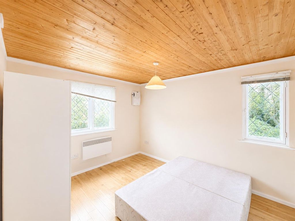 Property photo 3 of 6 Bedroom