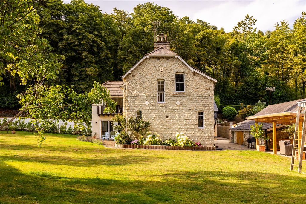 Property photo 1 of 32