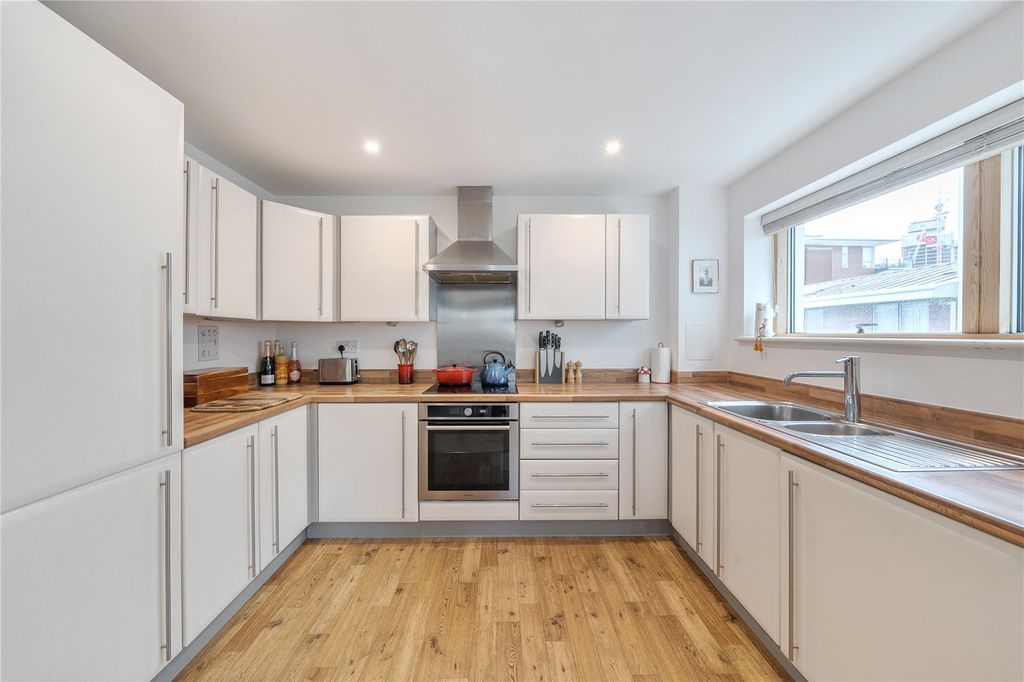 Property photo 3 of 18 Kitchen