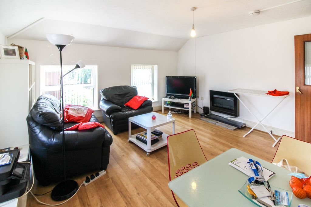 Property photo 2 of 9