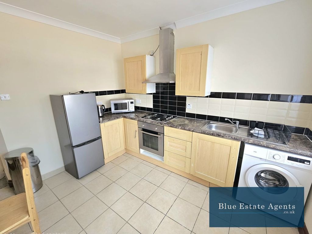 Property photo 2 of 7 Kitchen