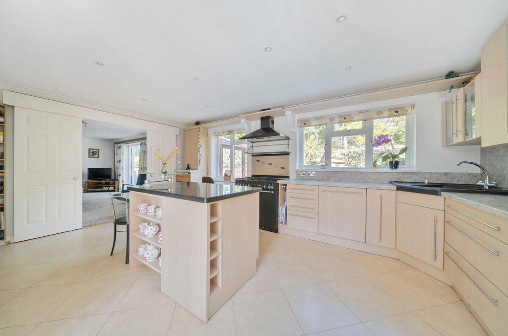 Property photo 3 of 17 Kitchen