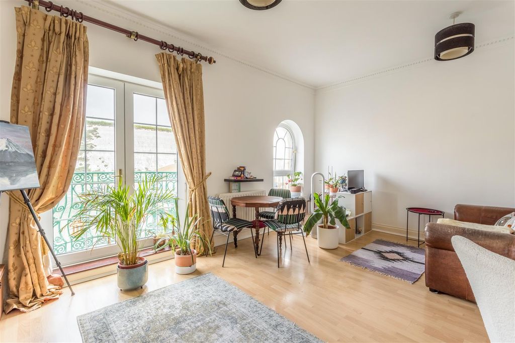 Property photo 2 of 25 16 Wellington Court-7.Jpg