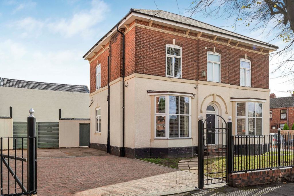 Property photo 2 of 27