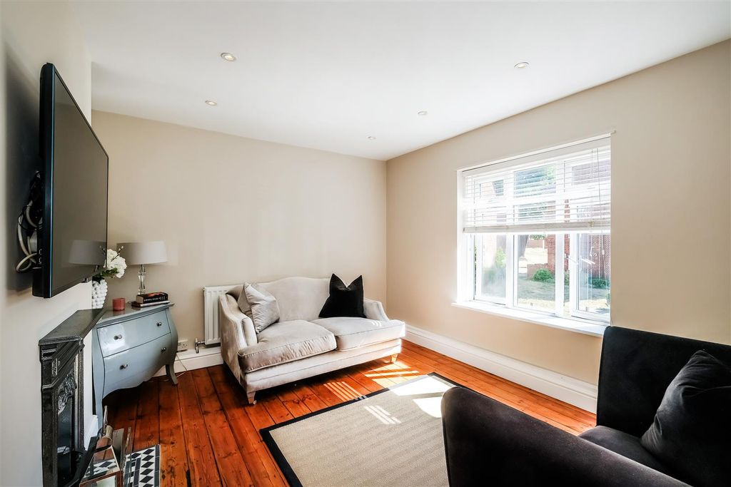 Property photo 2 of 17 4 Rivenhall Gardens-3.Jpg