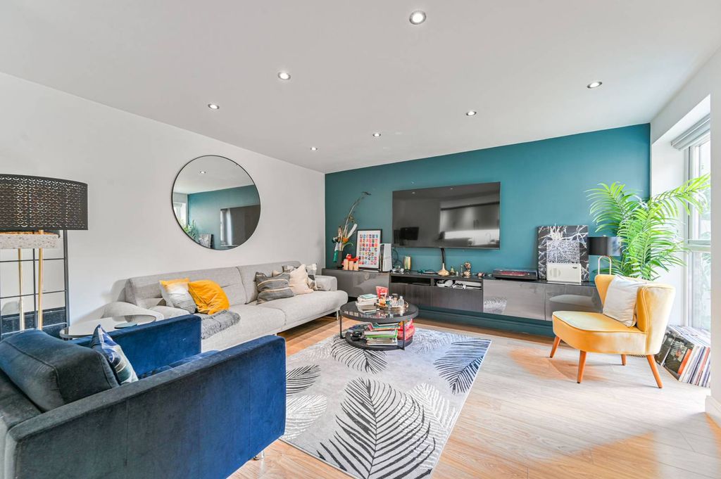 Property photo 3 of 18