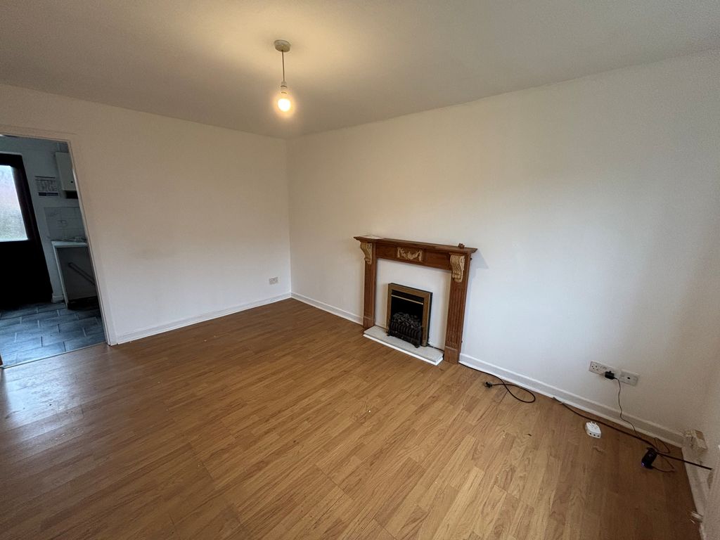 Property photo 3 of 12 Livingroom