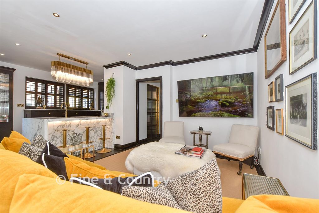 Property photo 1 of 15 Sitting Room