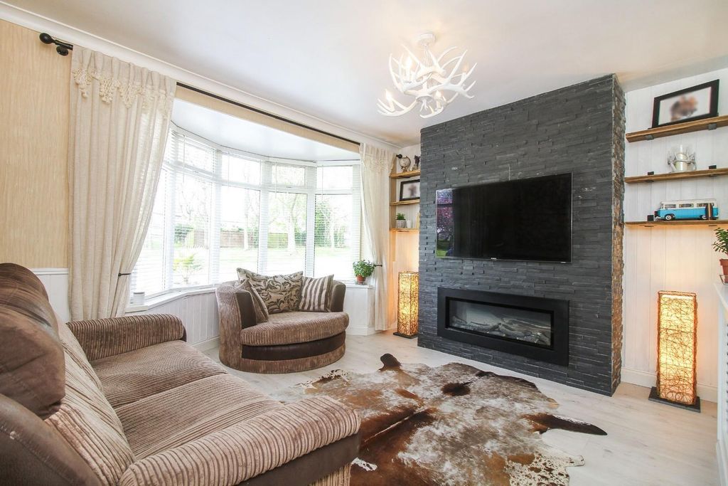 Property photo 2 of 11 Living Room