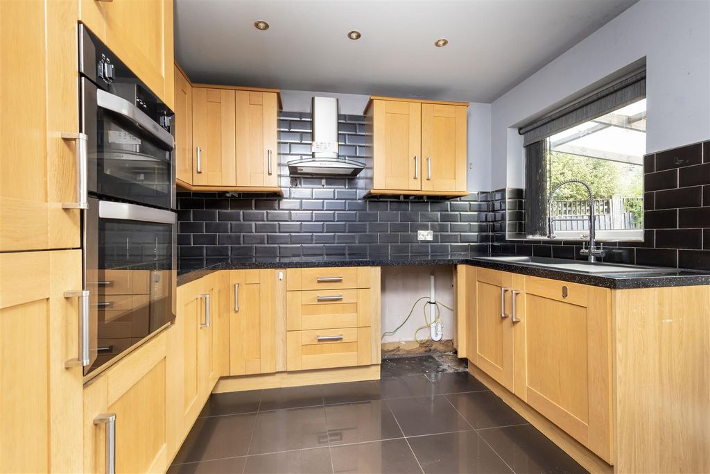 Property photo 3 of 27 Kitchen