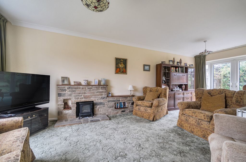 Property photo 3 of 18 1400806-14-697247...