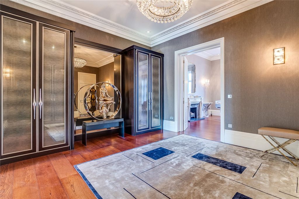 Property photo 3 of 12 Entrance Hall