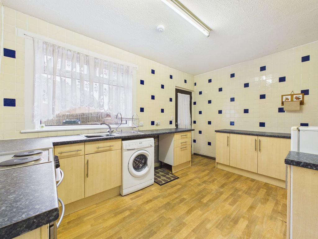 Property photo 3 of 12 Kitchen