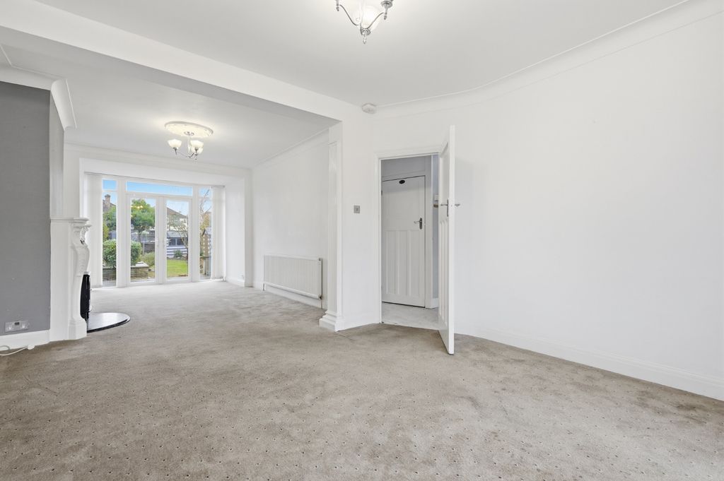 Property photo 2 of 16 4559114