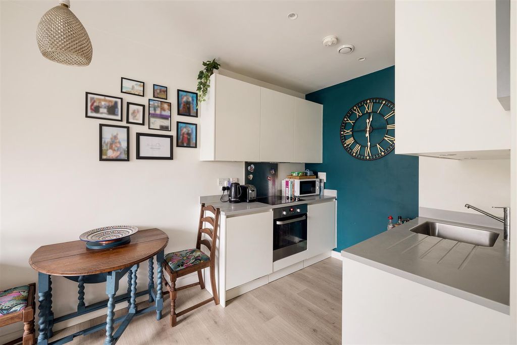 Property photo 3 of 19 Gardner Close, E11