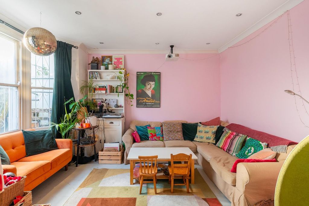 Property photo 1 of 33 1B0Rmr - Living Room D.Jpg