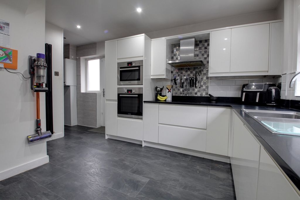 Property photo 2 of 17 Kitchen