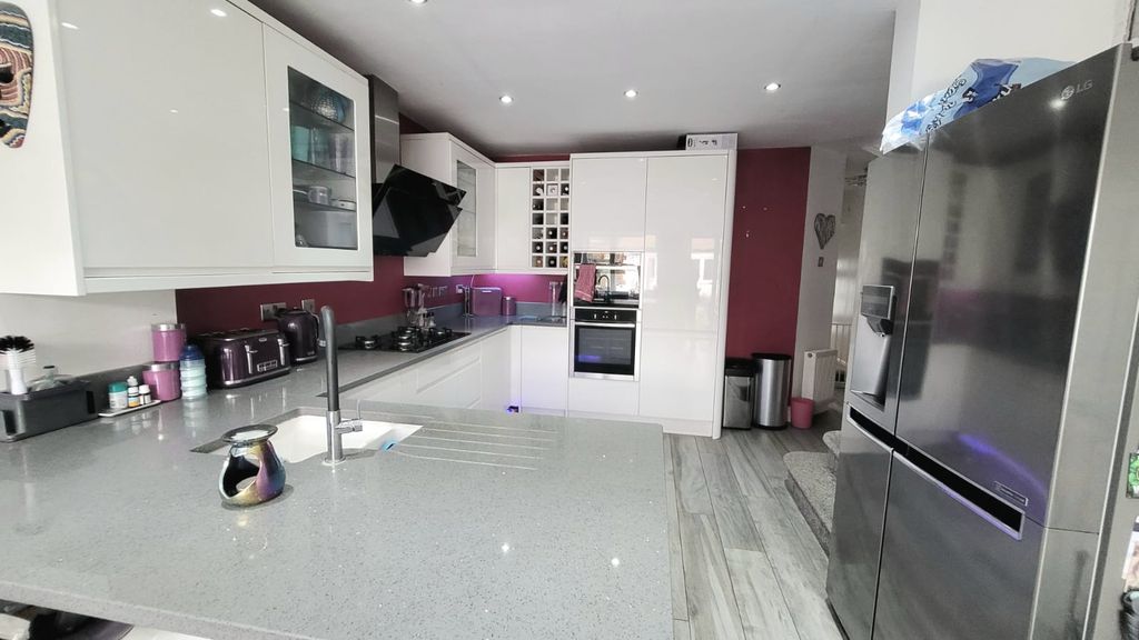 Property photo 3 of 17 Image