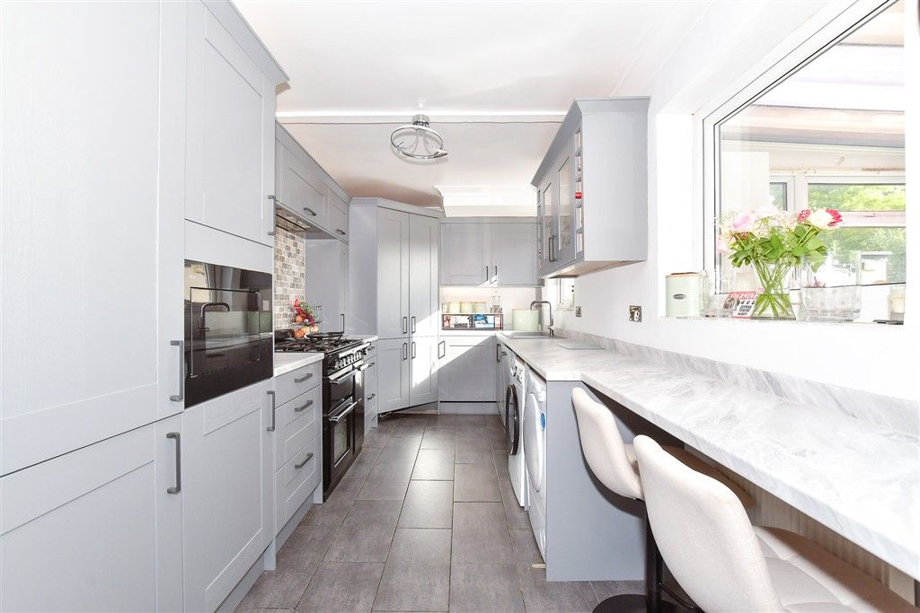 Property photo 3 of 11 Kitchen